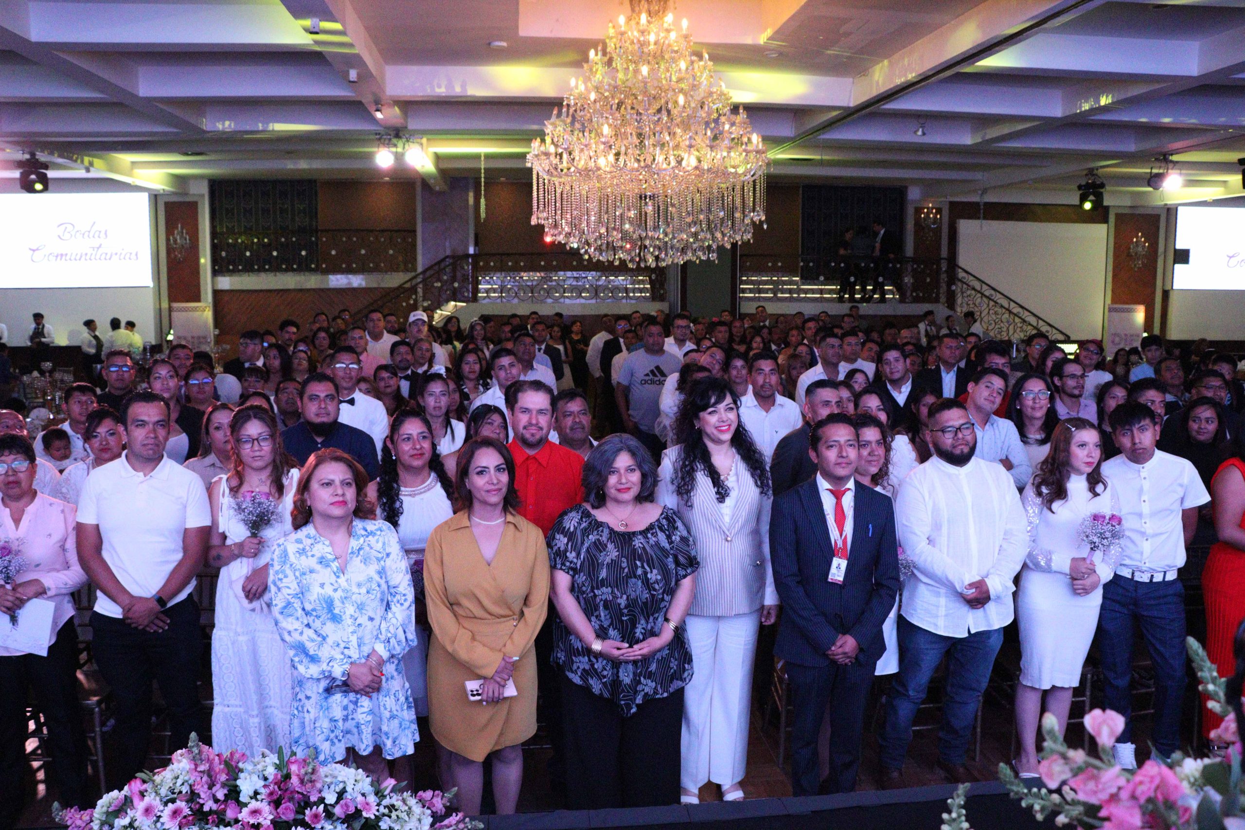 EN COMPAÑÍA DE REPRESENTANTES DEL GOBIERNO DEL ESTADO DE MÉXICO, Y DE OFICIALES DE DISTINTOS REGISTROS CIVILES, CELEBRA SMDIF NAUCALPAN  PRIMERA EDICIÓN DE BODAS COMUNITARIAS EN EL WTC MEXIQUENSE.